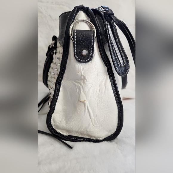 Black and white handbag with tassels - Picture 3 of 11